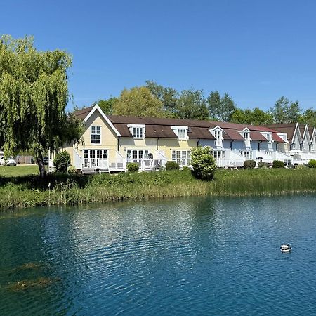Emerald Lake House South Cerney Bagian luar foto