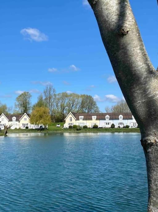 Emerald Lake House South Cerney Bagian luar foto