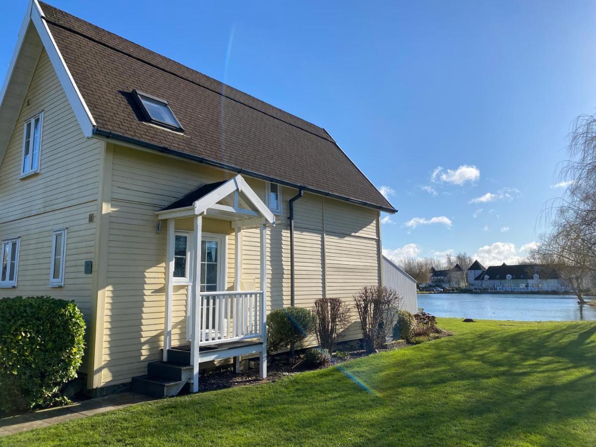 Emerald Lake House South Cerney Bagian luar foto
