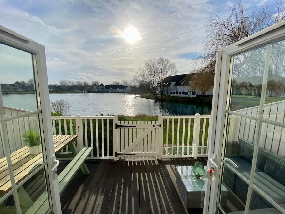 Emerald Lake House South Cerney Bagian luar foto