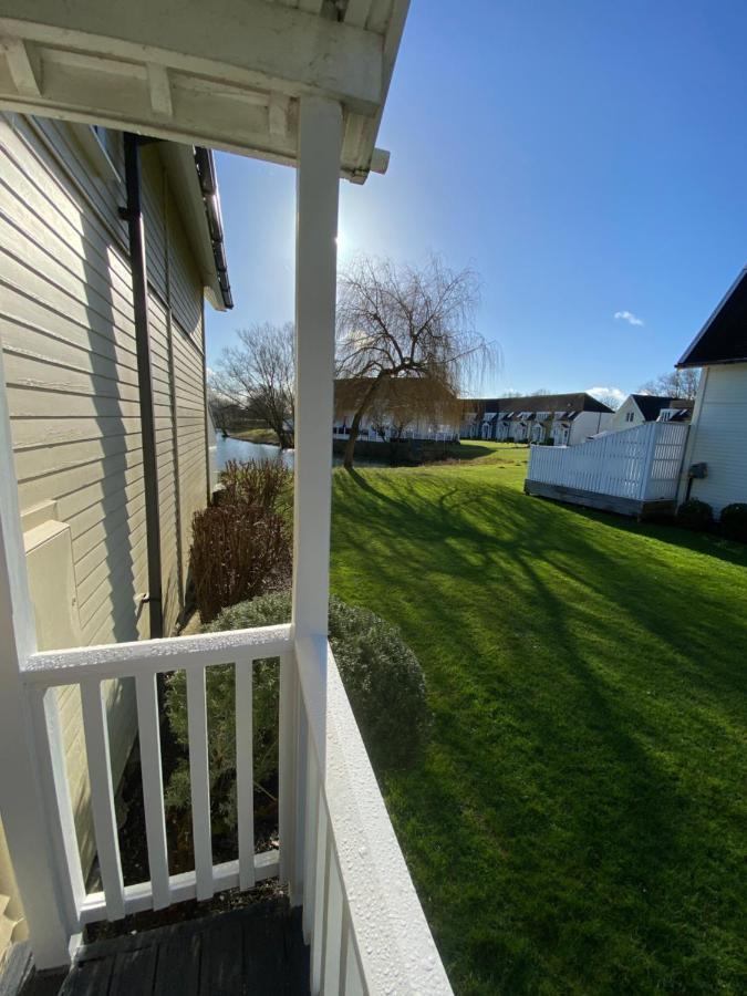 Emerald Lake House South Cerney Bagian luar foto
