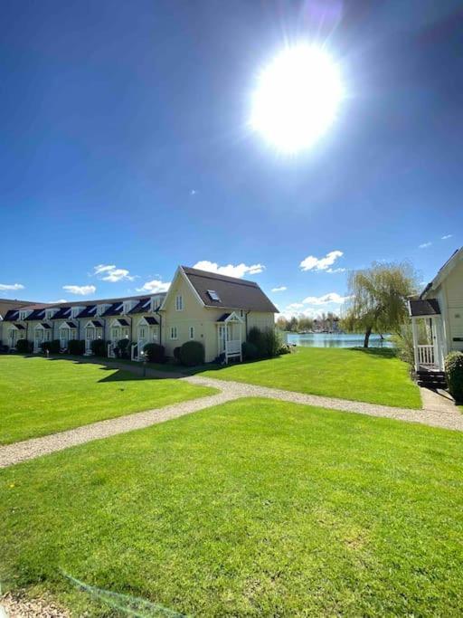 Emerald Lake House South Cerney Bagian luar foto