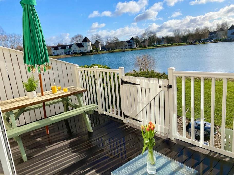 Emerald Lake House South Cerney Bagian luar foto