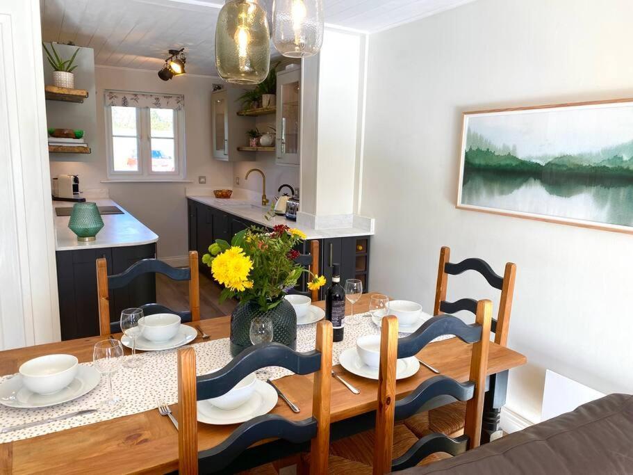 Emerald Lake House South Cerney Bagian luar foto