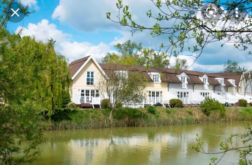 Emerald Lake House South Cerney Bagian luar foto