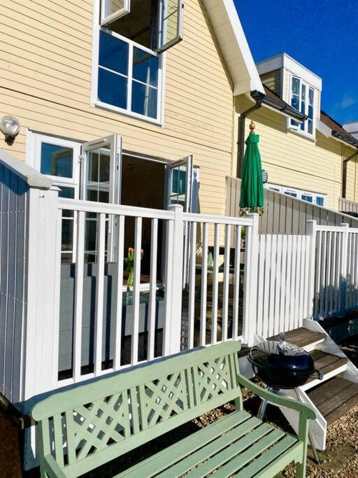 Emerald Lake House South Cerney Bagian luar foto