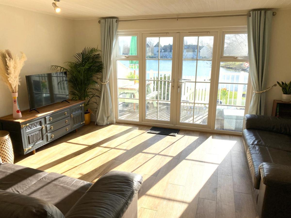 Emerald Lake House South Cerney Bagian luar foto