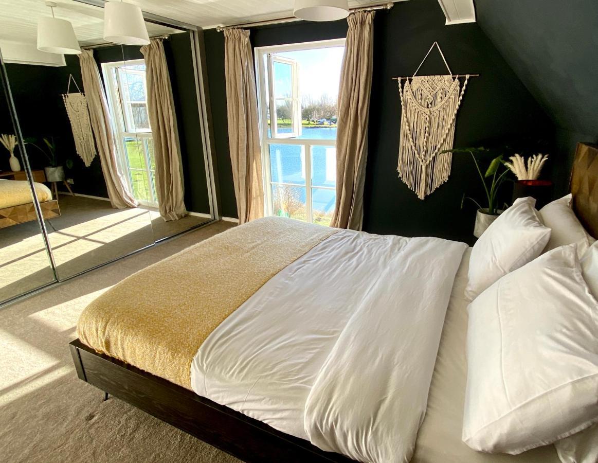 Emerald Lake House South Cerney Bagian luar foto