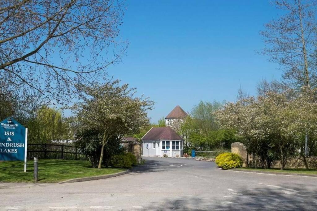 Emerald Lake House South Cerney Bagian luar foto
