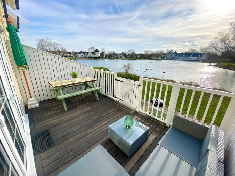 Emerald Lake House South Cerney Bagian luar foto