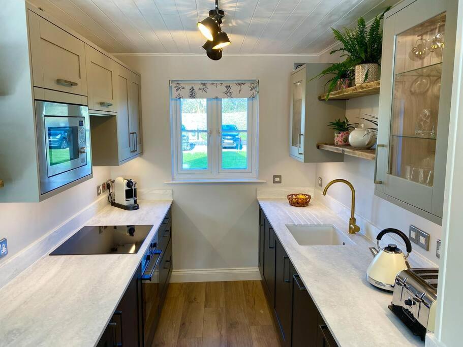 Emerald Lake House South Cerney Bagian luar foto