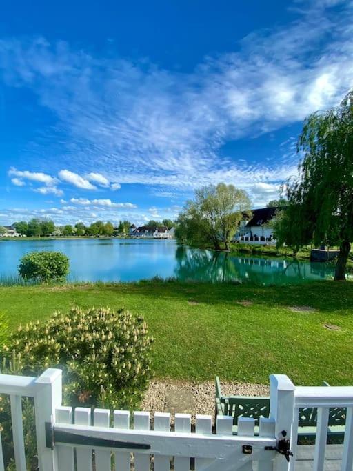 Emerald Lake House South Cerney Bagian luar foto