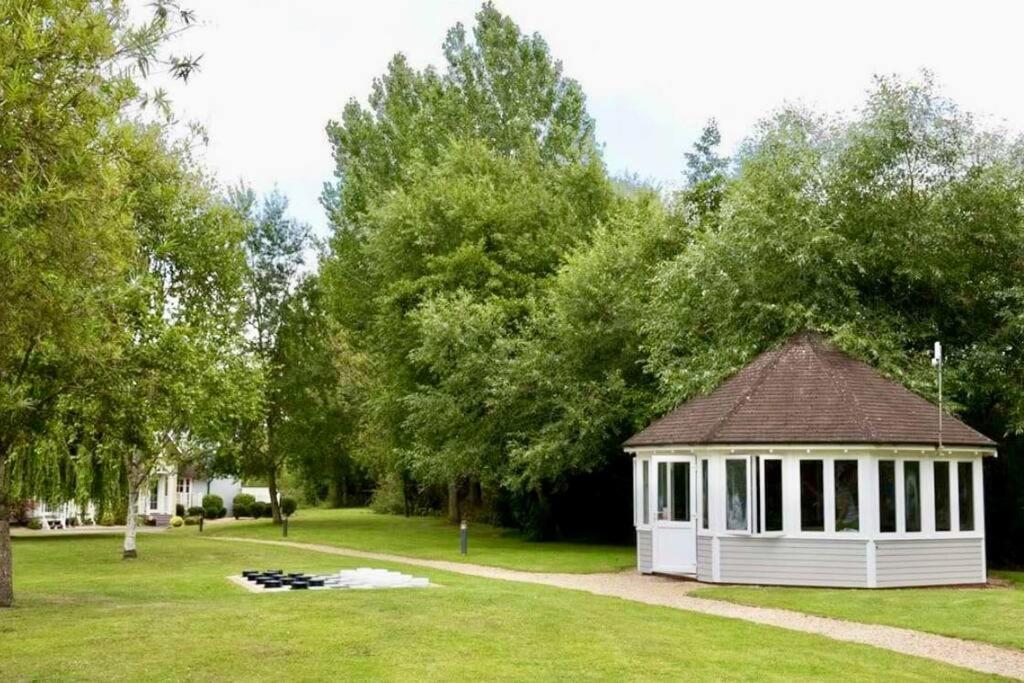 Emerald Lake House South Cerney Bagian luar foto