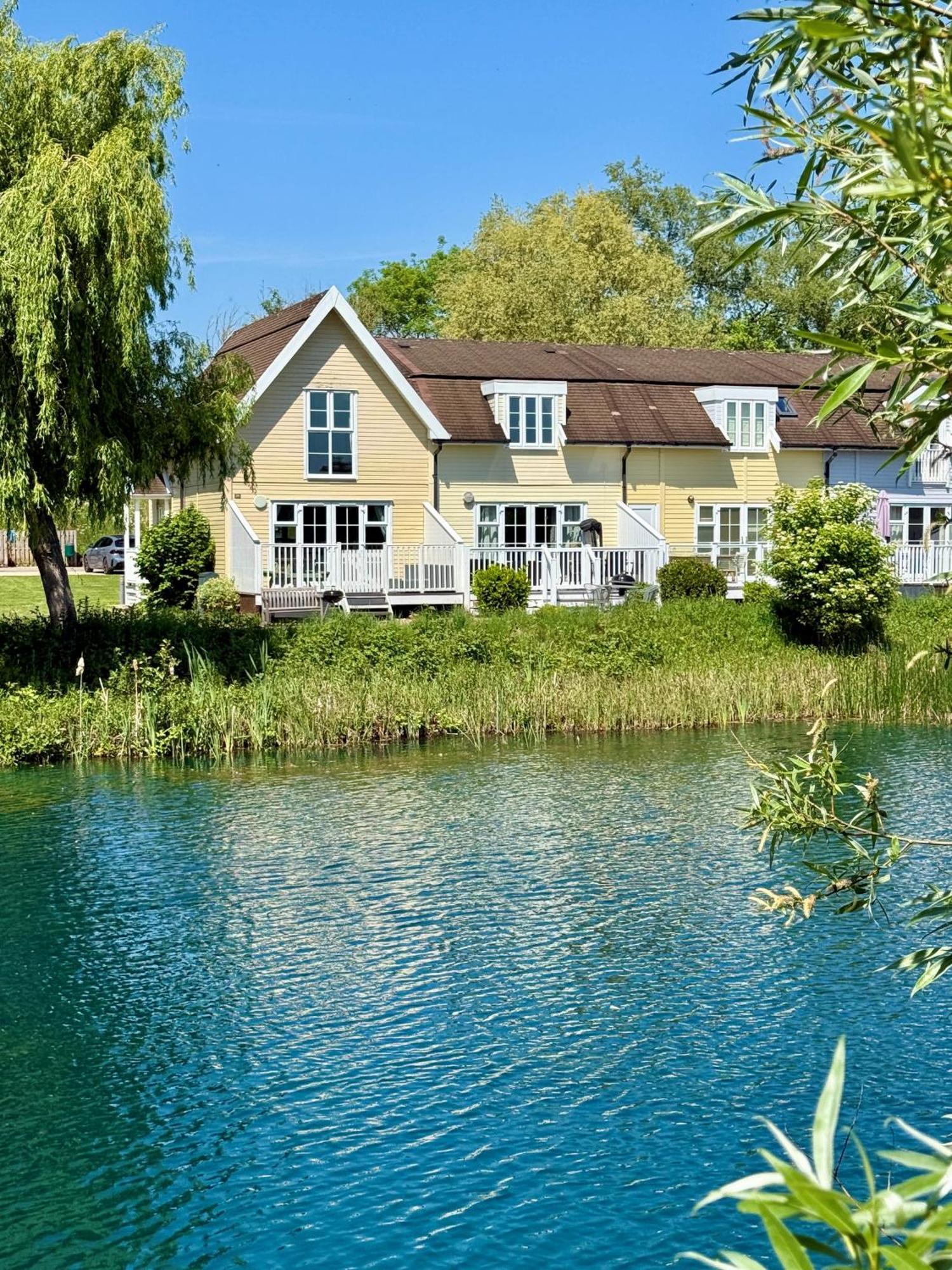 Emerald Lake House South Cerney Bagian luar foto